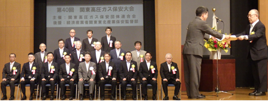 受賞者の集合写真と賞状授与の様子